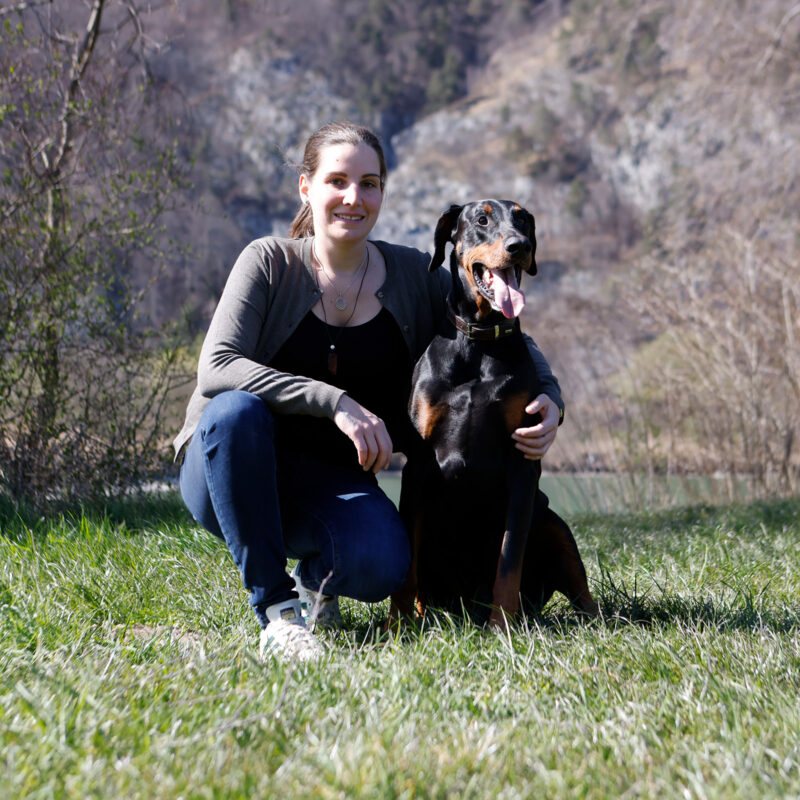wild|once Hundetraining & Verhaltensberatung: Hundetrainerin Maria Bernhard mit ihrem Wegbegleiter Rico "Acheron von Raetia"